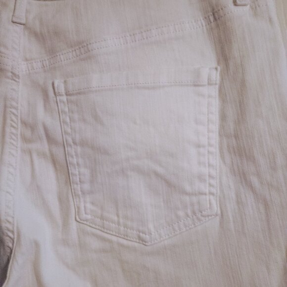 Gloria Vanderbilt Skimmer Capris White, Sz 10, Slimming, Denim, Hi Rise NWOT - Picture 3 of 6